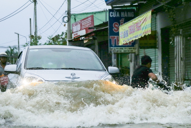 Gần 3km đường biến thành sông vì triều cường, ô tô “quật” trẻ em té ngã giữa dòng nước ở Sài Gòn - Ảnh 13.