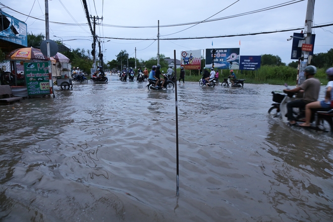 Gần 3km đường biến thành sông vì triều cường, ô tô “quật” trẻ em té ngã giữa dòng nước ở Sài Gòn - Ảnh 4.