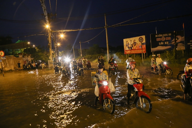 Gần 3km đường biến thành sông vì triều cường, ô tô “quật” trẻ em té ngã giữa dòng nước ở Sài Gòn - Ảnh 19.