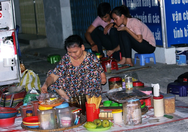 Tiệm bánh tráng nướng 1000 sao của bà chủ cụt tay trong góc sân ga được người Đà Nẵng yêu mến gì đâu! - Ảnh 5.