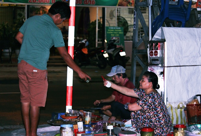 Tiệm bánh tráng nướng 1000 sao của bà chủ cụt tay trong góc sân ga được người Đà Nẵng yêu mến gì đâu! - Ảnh 8.