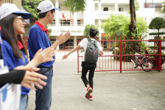 Buổi thi thứ 2 của kỳ thi THPT năm nay: Nhiều th&iacute; sinh đến muộn - Ảnh 5.