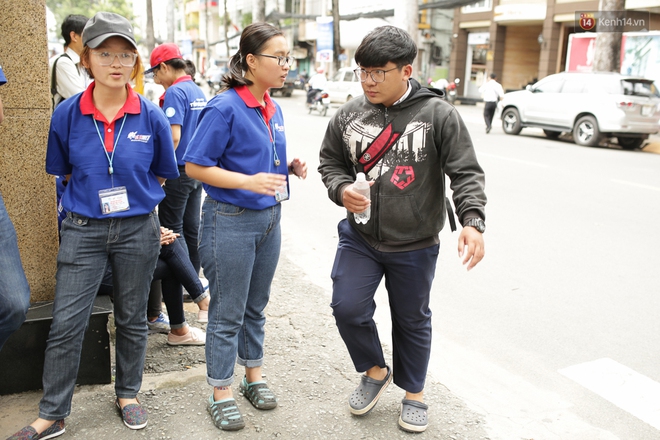 Buổi thi thứ 2 của kỳ thi THPT năm nay: Nhiều th&iacute; sinh đến muộn - Ảnh 6.