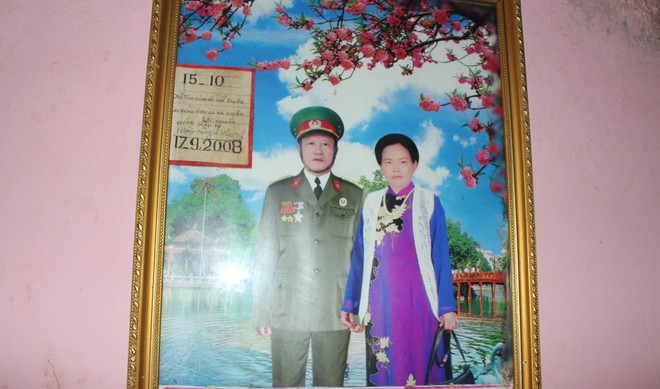 Chuyện t&igrave;nh y&ecirc;u của cụ &ocirc;ng tự tay trồng v&agrave; chăm s&oacute;c cả một vườn hoa ng&aacute;t hương b&ecirc;n mộ phần người vợ đ&atilde; khuất - Ảnh 2.