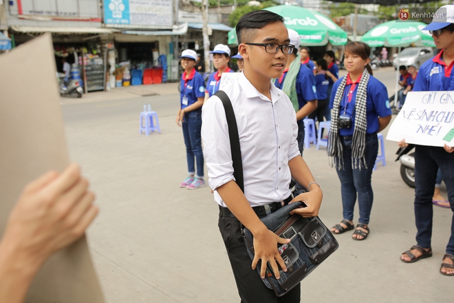 Th&iacute; sinh bước v&agrave;o m&ocirc;n Ngoại ngữ kỳ thi THPT 2017 - Ảnh 1.