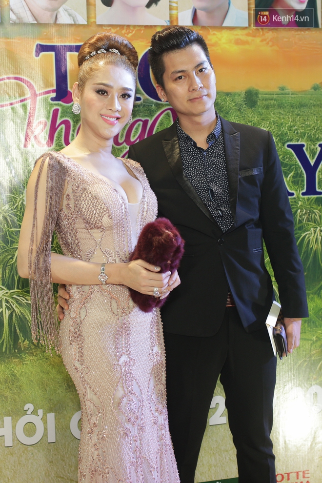 Lâm Chi Khanh sánh bước cùng ông xã sắp cưới đến dự ra mắt phim đam mỹ Việt - Ảnh 1.