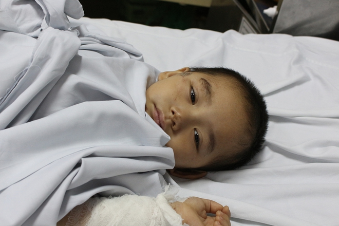 Gia đình ở Sơn La bị sạt lở núi san bằng nhà cửa: Mẹ nguy kịch, con trai 4 tuổi phải cắt cụt 2 chân - Ảnh 4.