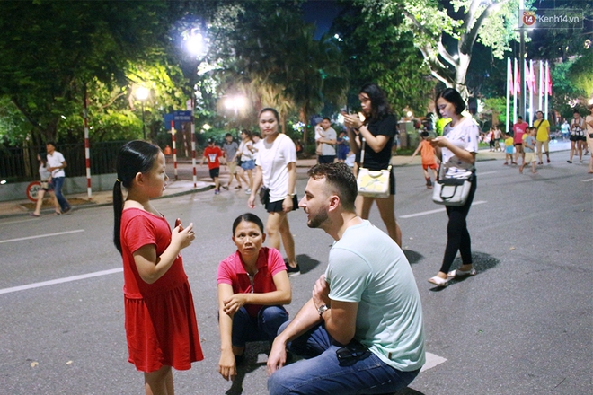 Gặp bé gái gây sốt bởi clip dạy tiếng Việt cho khách nước ngoài ở phố đi bộ Hồ Gươm - Ảnh 9.