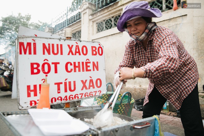 Theo giới trẻ S&agrave;i G&ograve;n l&ecirc; la ở thi&ecirc;n đường ăn vặt đ&aacute;ng ghen tị của trường Marie Curie - Ảnh 14.