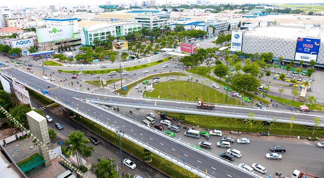 Cận cảnh cầu vượt hơn 240 tỷ đồng giải cứu kẹt xe ở sân bay Tân Sơn Nhất trước ngày khánh thành - Ảnh 2.