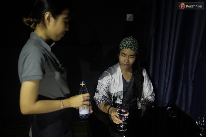 Chuyện chưa kể về nh&acirc;n vi&ecirc;n khiếm thị trong nh&agrave; h&agrave;ng b&oacute;ng tối ở S&agrave;i G&ograve;n: C&ocirc; kh&ocirc;ng c&oacute; đ&ocirc;i mắt đẹp như c&aacute;c con đ&acirc;u nha... - Ảnh 7.