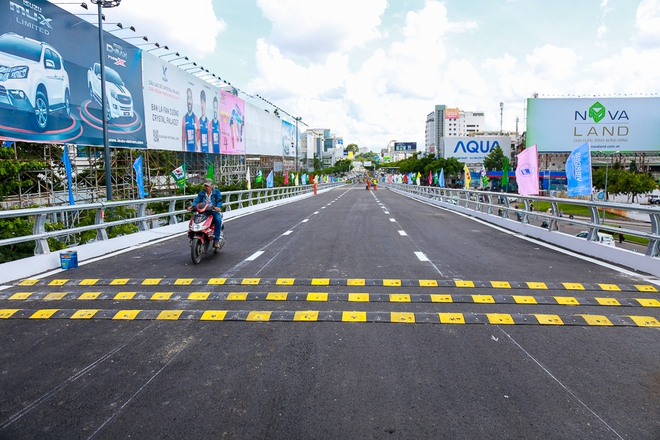 Cận cảnh cầu vượt hơn 240 tỷ đồng giải cứu kẹt xe ở sân bay Tân Sơn Nhất trước ngày khánh thành - Ảnh 15.