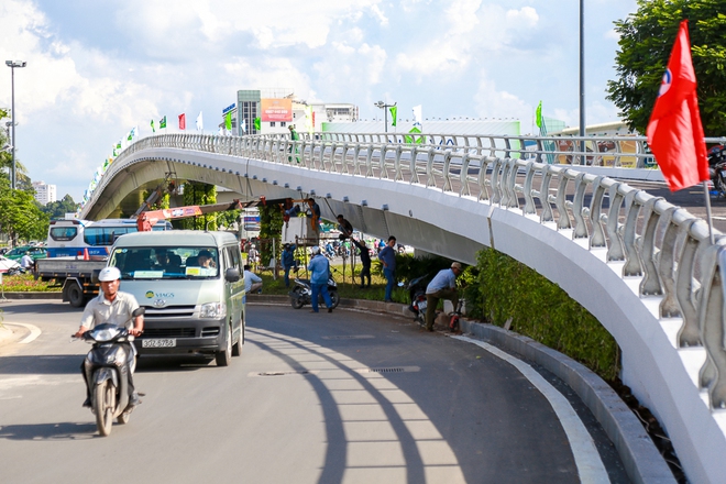 Cận cảnh cầu vượt hơn 240 tỷ đồng giải cứu kẹt xe ở sân bay Tân Sơn Nhất trước ngày khánh thành - Ảnh 7.