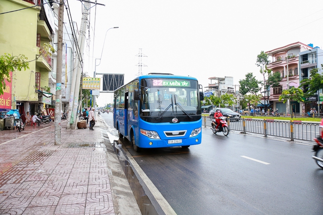 Mát lòng với dòng chữ “Xin lỗi đã làm phiền khi ra vào trạm” phía sau đuôi xe buýt ở Sài Gòn - Ảnh 2.