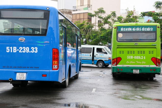 Mát lòng với dòng chữ “Xin lỗi đã làm phiền khi ra vào trạm” phía sau đuôi xe buýt ở Sài Gòn - Ảnh 7.