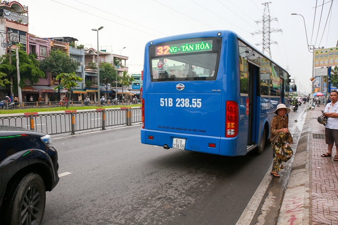 Mát lòng với dòng chữ “Xin lỗi đã làm phiền khi ra vào trạm” phía sau đuôi xe buýt ở Sài Gòn - Ảnh 9.