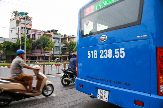 Mát lòng với dòng chữ “Xin lỗi đã làm phiền khi ra vào trạm” phía sau đuôi xe buýt ở Sài Gòn - Ảnh 3.