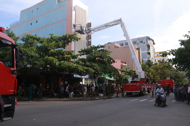 Cháy lớn tại quán Karaoke ở Đà Nẵng, hàng trăm cảnh sát tham gia dập lửa - Ảnh 4.