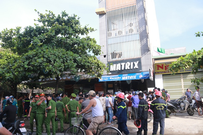 Cháy lớn tại quán Karaoke ở Đà Nẵng, hàng trăm cảnh sát tham gia dập lửa - Ảnh 3.