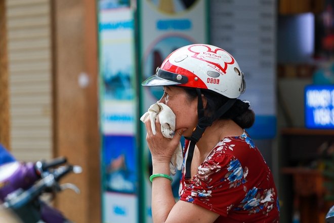 Phố đi bộ Bùi Viện 4 ngày trước khai trương: Công nhân đội nắng, hít bụi để thi công, lát đá vỉa hè - Ảnh 7.