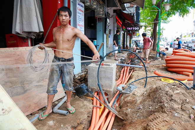 Phố đi bộ Bùi Viện 4 ngày trước khai trương: Công nhân đội nắng, hít bụi để thi công, lát đá vỉa hè - Ảnh 15.