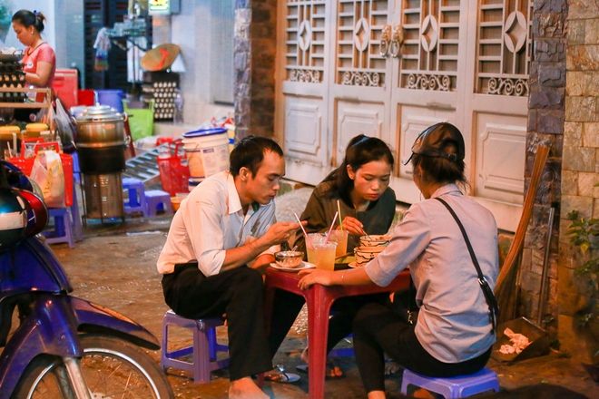 Phố ẩm thực hội tụ các món ăn 3 miền đầu tiên ở Sài Gòn có gì đặc biệt? - Ảnh 8.