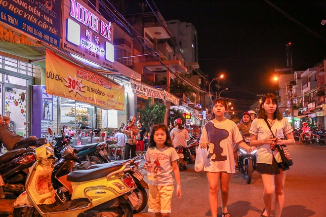 Phố ẩm thực hội tụ các món ăn 3 miền đầu tiên ở Sài Gòn có gì đặc biệt? - Ảnh 3.