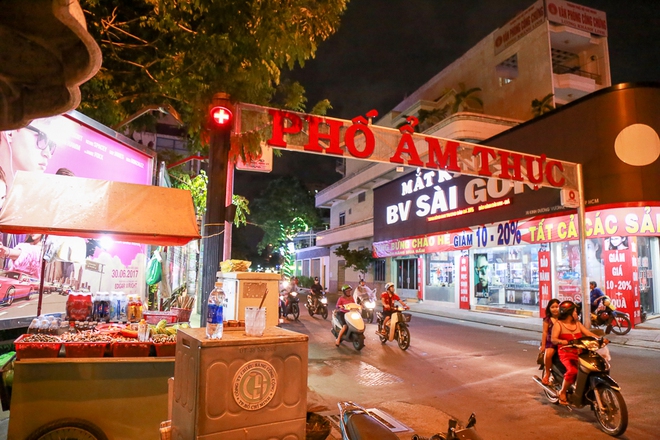 Phố ẩm thực hội tụ các món ăn 3 miền đầu tiên ở Sài Gòn có gì đặc biệt? - Ảnh 1.