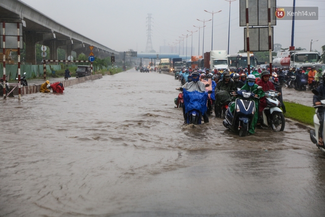 Mưa lớn gây ngập nặng trên Xa Lộ Hà Nội, giao thông ùn ứ nghiêm trọng - Ảnh 2.