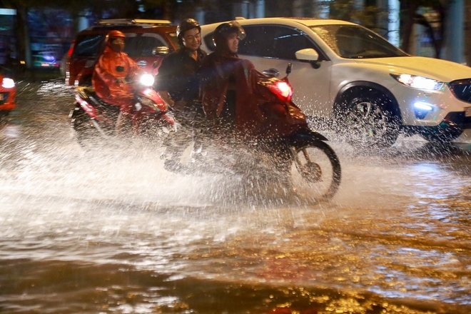 Cụ bà 83 tuổi bị cô lập, ngồi co ro trên ghế vì nhà ngập nặng sau cơn mưa lớn ở Sài Gòn - Ảnh 12.