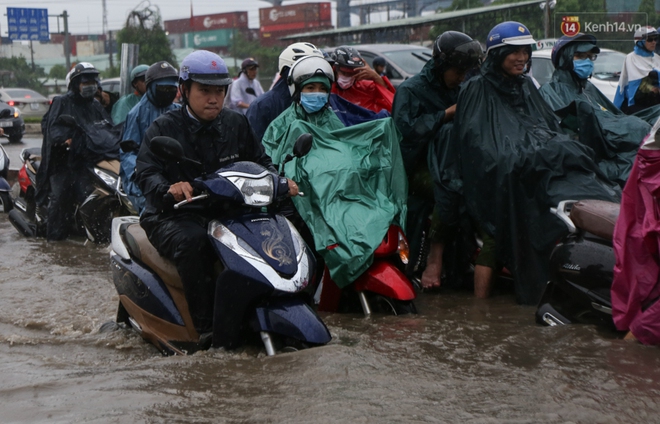 Mưa lớn gây ngập nặng trên Xa Lộ Hà Nội, giao thông ùn ứ nghiêm trọng - Ảnh 9.