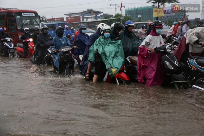 Mưa lớn gây ngập nặng trên Xa Lộ Hà Nội, giao thông ùn ứ nghiêm trọng - Ảnh 10.