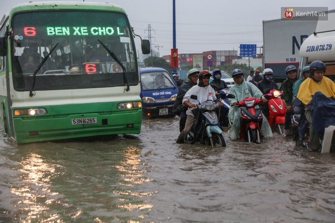 Mưa lớn gây ngập nặng trên Xa Lộ Hà Nội, giao thông ùn ứ nghiêm trọng - Ảnh 11.