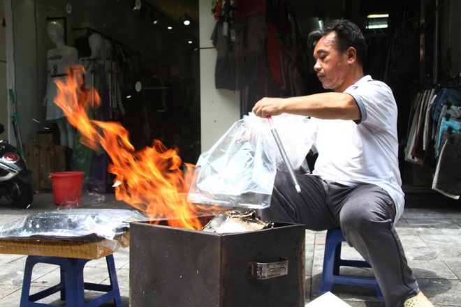 Người Hà Nội tất bật đốt vàng mã ngày cúng cô hồn Rằm tháng bảy - Ảnh 2.