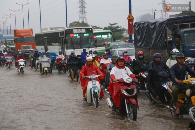 Mưa lớn gây ngập nặng trên Xa Lộ Hà Nội, giao thông ùn ứ nghiêm trọng - Ảnh 12.