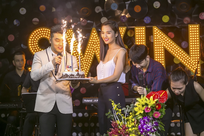 Kim Cương bí mật tổ chức sinh nhật, rụt rè hôn ông xã Ưng Hoàng Phúc trên sân khấu - Ảnh 1.
