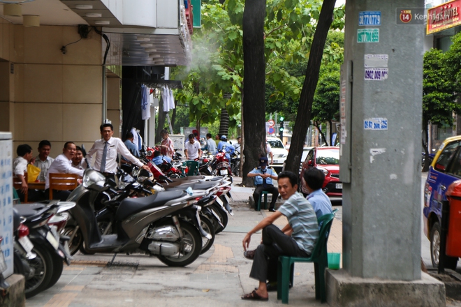 Vỉa hè ở trung tâm Sài Gòn bị tái chiếm cả ngày lẫn đêm sau hơn 3 tháng ra quân lập lại trật tự - Ảnh 16.