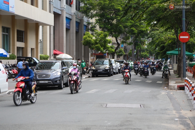 Vỉa hè ở trung tâm Sài Gòn bị tái chiếm cả ngày lẫn đêm sau hơn 3 tháng ra quân lập lại trật tự - Ảnh 14.