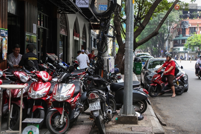 Vỉa hè ở trung tâm Sài Gòn bị tái chiếm cả ngày lẫn đêm sau hơn 3 tháng ra quân lập lại trật tự - Ảnh 10.