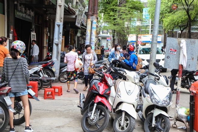 Vỉa hè ở trung tâm Sài Gòn bị tái chiếm cả ngày lẫn đêm sau hơn 3 tháng ra quân lập lại trật tự - Ảnh 8.