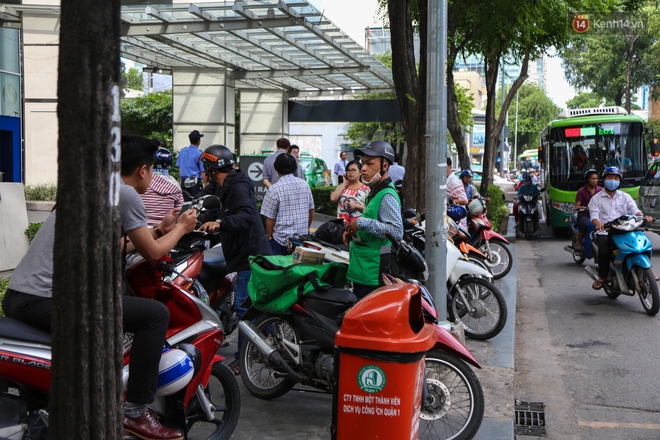 Vỉa hè ở trung tâm Sài Gòn bị tái chiếm cả ngày lẫn đêm sau hơn 3 tháng ra quân lập lại trật tự - Ảnh 4.