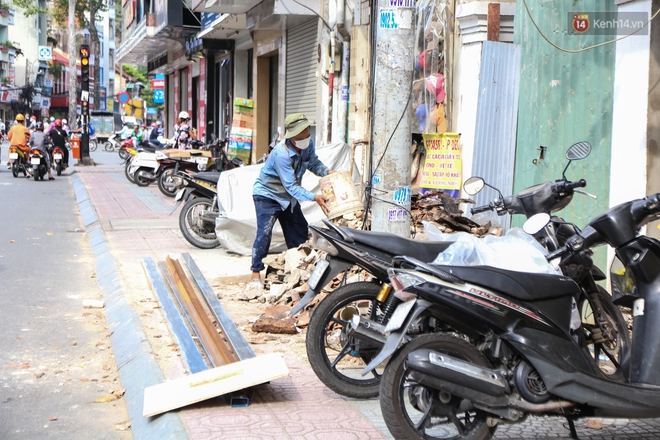 Vỉa hè ở trung tâm Sài Gòn bị tái chiếm cả ngày lẫn đêm sau hơn 3 tháng ra quân lập lại trật tự - Ảnh 2.