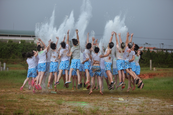 Ý tưởng lầy lội nhất mùa kỷ yếu 2017: Ném bột màu rồi cùng nhau tắm bùn dưới mưa - Ảnh 3.