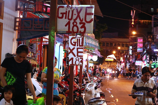 Người d&acirc;n th&iacute;ch th&uacute; dạo bộ ở phố T&acirc;y B&ugrave;i Viện sau khi c&oacute; lệnh cấm xe cộ lưu th&ocirc;ng v&agrave;o cuối tuần - Ảnh 3.