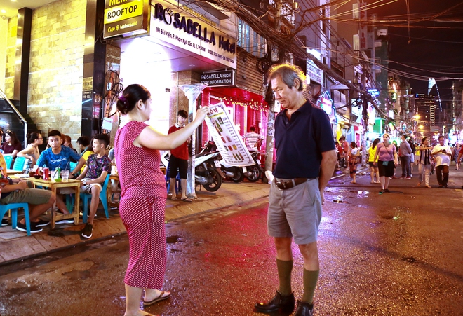 Người dân thích thú dạo bộ ở phố Tây Bùi Viện sau khi có lệnh cấm xe cộ lưu thông vào cuối tuần - Ảnh 8.