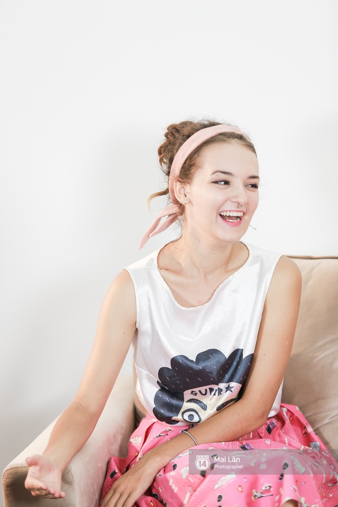 Gặp 6 bạn h&agrave;ng x&oacute;m T&acirc;y trong những clip chế tiếng Việt vui nhộn đang g&acirc;y sốt - Ảnh 2.
