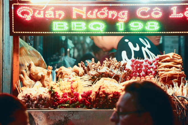 Người d&acirc;n th&iacute;ch th&uacute; dạo bộ ở phố T&acirc;y B&ugrave;i Viện sau khi c&oacute; lệnh cấm xe cộ lưu th&ocirc;ng v&agrave;o cuối tuần - Ảnh 7.