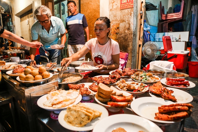 Gần 100.000 đồng/đĩa nhưng cơm tấm bà Bảy “lưỡi lam” 30 năm vẫn hút khách Sài Gòn mỗi đêm - Ảnh 4.