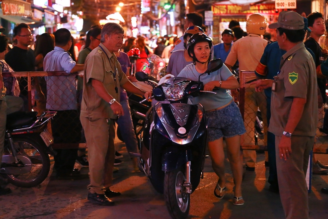 Người d&acirc;n th&iacute;ch th&uacute; dạo bộ ở phố T&acirc;y B&ugrave;i Viện sau khi c&oacute; lệnh cấm xe cộ lưu th&ocirc;ng v&agrave;o cuối tuần - Ảnh 4.