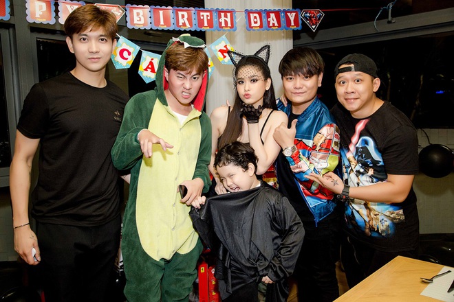 Trương Quỳnh Anh hoá miêu nữ gợi cảm, cùng Tim tổ chức sinh nhật cho con trai - Ảnh 12.